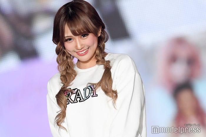 オオカミくん で話題の 白ギャル 伊藤桃々 三つ編みヘアでガーリーにイメチェン 関コレ19s S モデルプレス オオカミくん で話題の 白ギャル 伊藤桃々 三つ編みヘアでガーリーにイメチェン 関コレ19s S モデルプレス