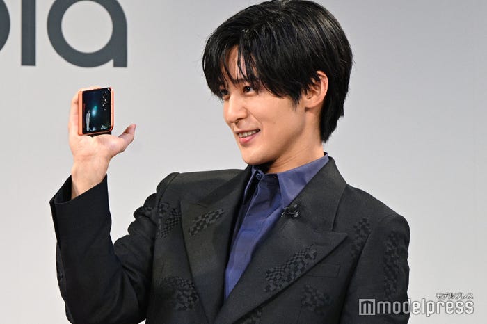 マイペースに撮影する目黒蓮(C)モデルプレス