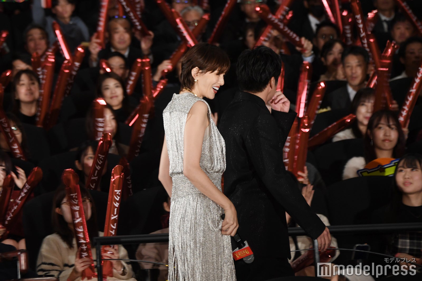 観客を見て笑顔になる米倉涼子、会場を見渡す田中圭（C）モデルプレス