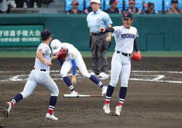 横浜2年連続準々決勝進出 今夏初めて先制失点＆リード許すも逆転 エース織田が2番手で仁王立ち
