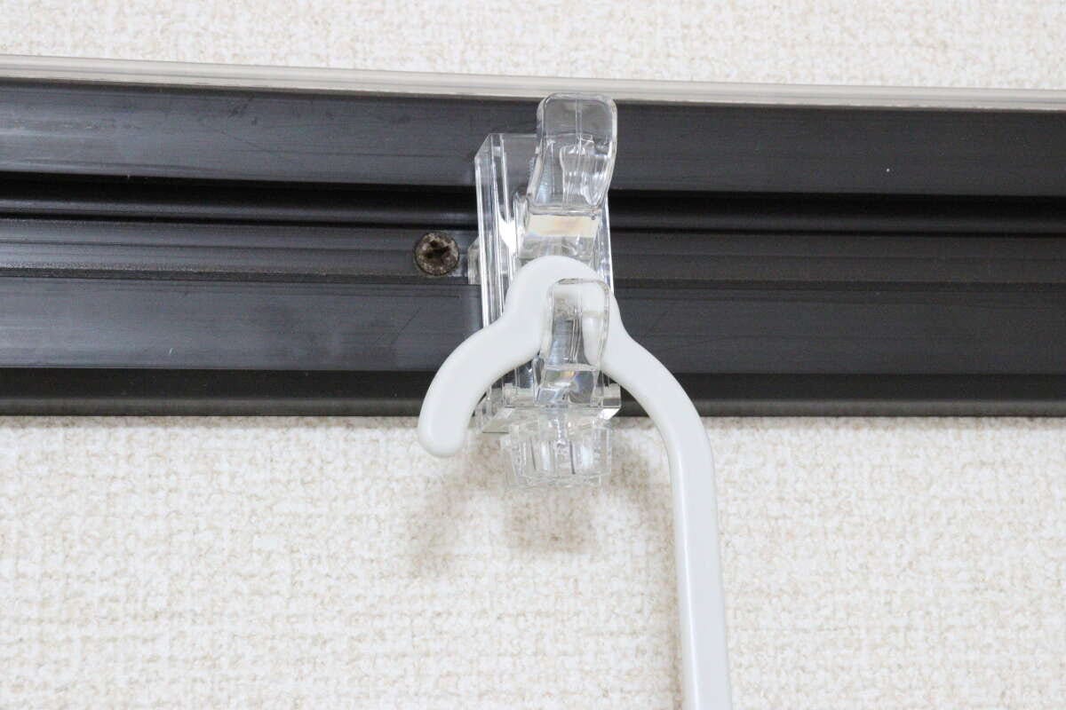 セリア 透明かもいフックミニ セリアの透明かもいフックミニをレールフックに設置した様子