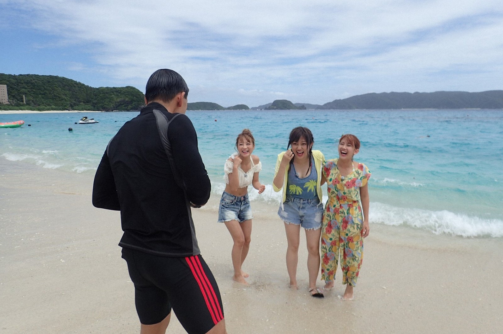 （写真左から）春日俊彰（オードリー）、鈴木奈々、菊地亜美、岡井千聖（℃-ute）（C）TBS