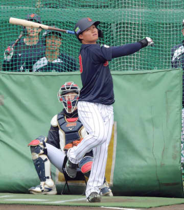 虎の“サムライ”任せて 侍J・森下がフリー打撃で合宿最多10発 渡辺謙に世界一約束！1分間談笑、ガッツリ握手 