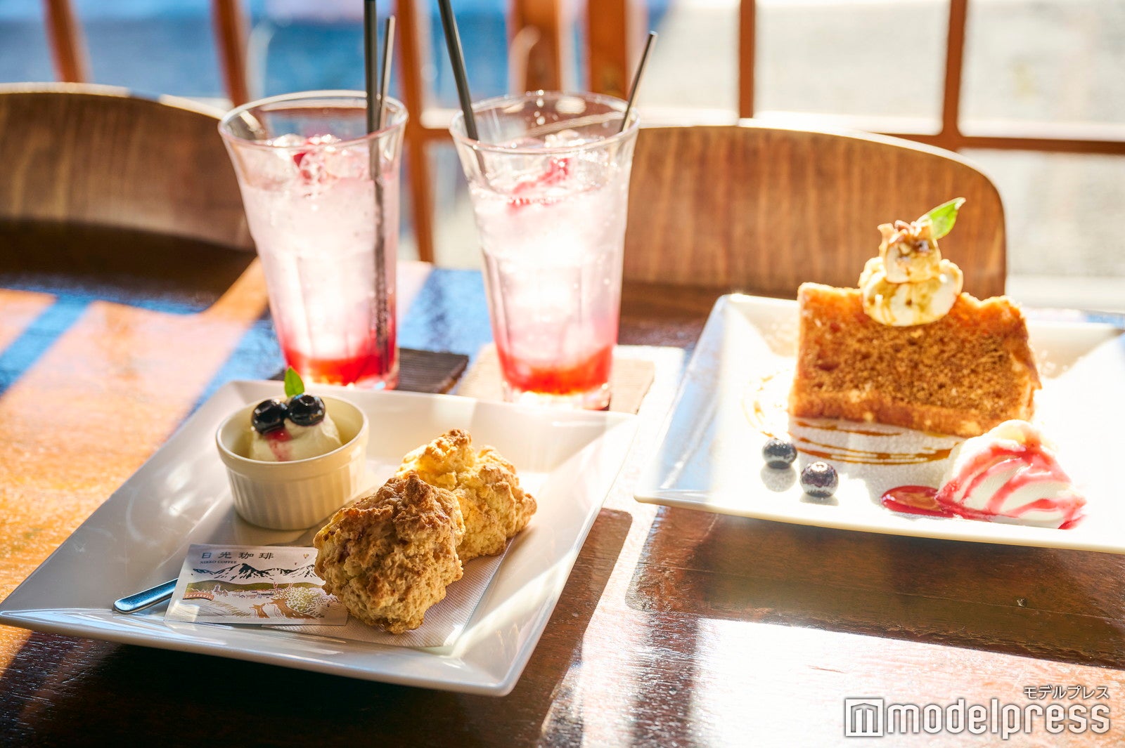  木苺ソーダ単品￥660（税込）スコーン2種（プレーンととちおとめ）／ケーキプレート(ドリンク付)￥1,320（税込）（C）モデルプレス