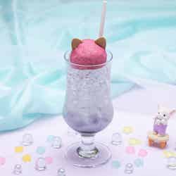 ゆめいろぶどうフロート税込990円、パフェスプーン:+税込1,100円、アクリルスタンドコースター:+税込990円(C)EPOCH