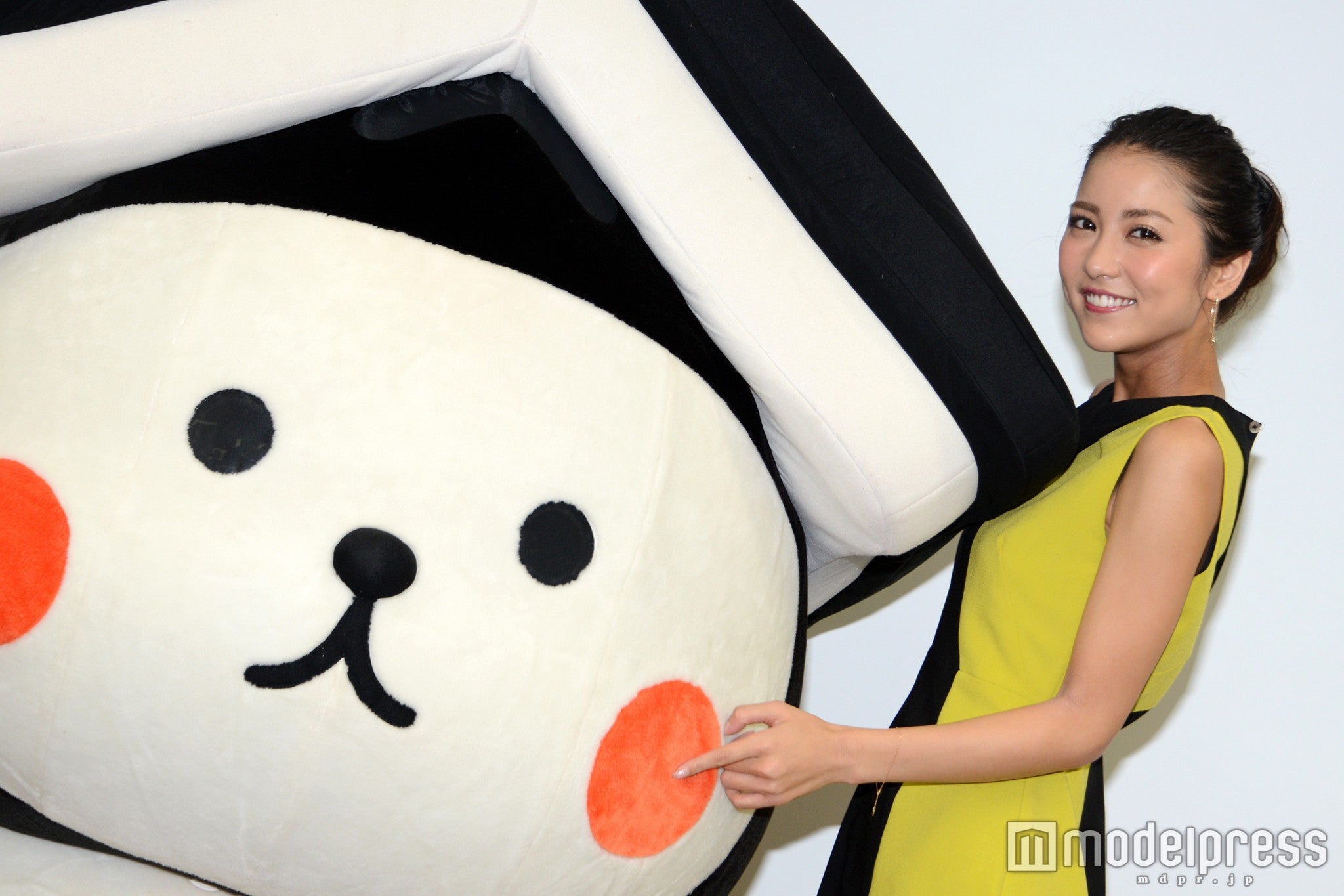 栃木市マスコットキャラクター・とち介と一緒に／石川恋（C)モデルプレス