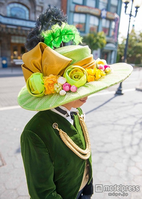 ブロードウェイ・ミュージックシアターのキャストのボンネット（C）Disney