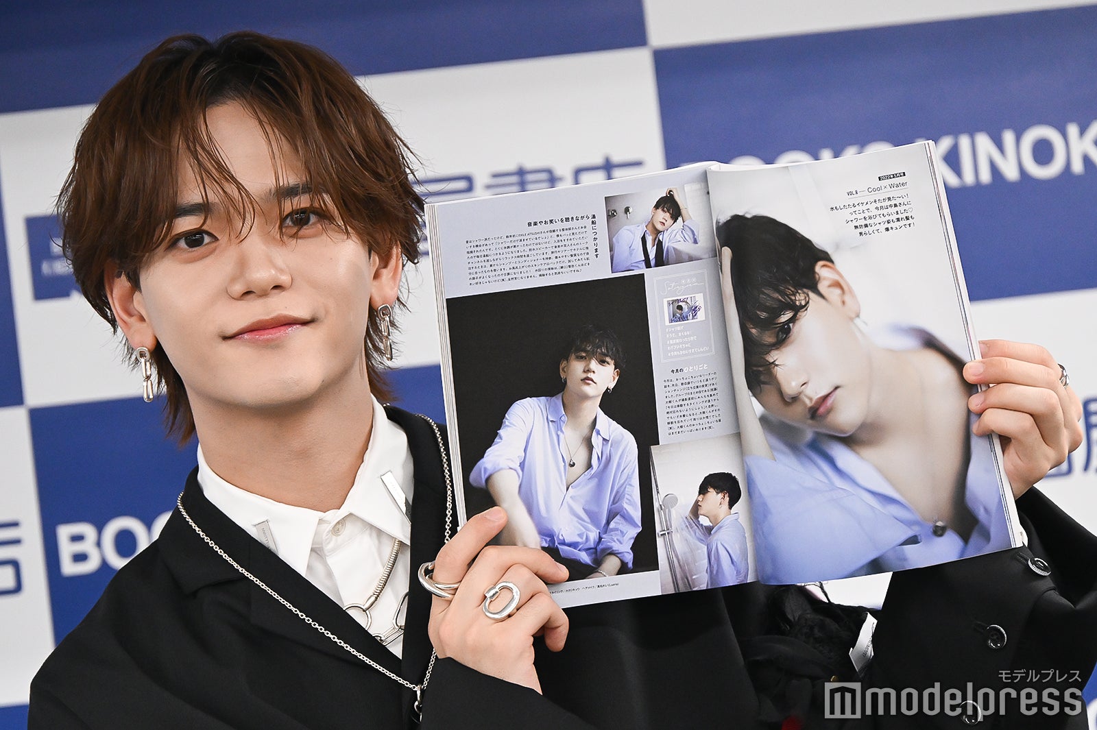 色気を出したというお気に入りページを見せる中島颯太（C）モデルプレス