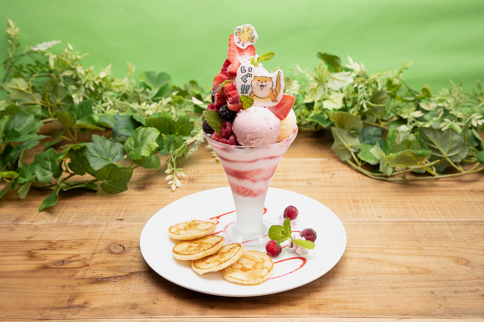 スペシャル苺パフェパンケーキ添え1,390円（C）Lommy