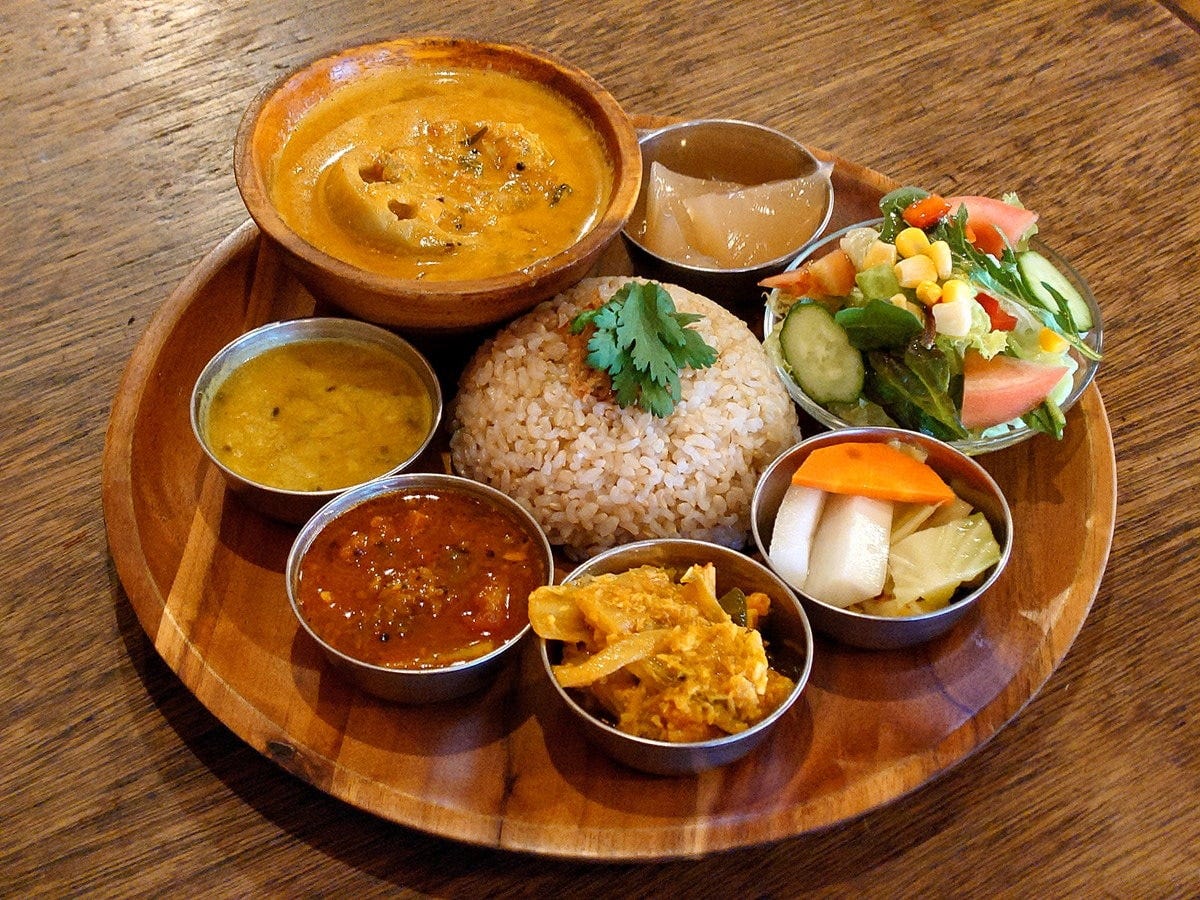 ランチセット（税込1320円）。この日のカレーから「牡蠣の南インド風カレー」をチョイス