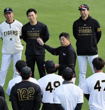 阪神・平田勝男ヘッド 訓示でロケットスタート「日本シリーズは見ていちゃダメ。出るんだよ」 秋季練習に合流