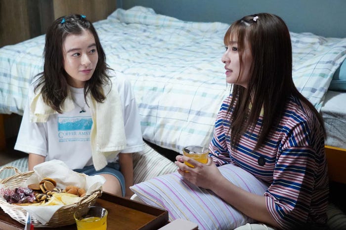 森七菜、吉川愛「真夏のシンデレラ」第9話より(C)フジテレビ