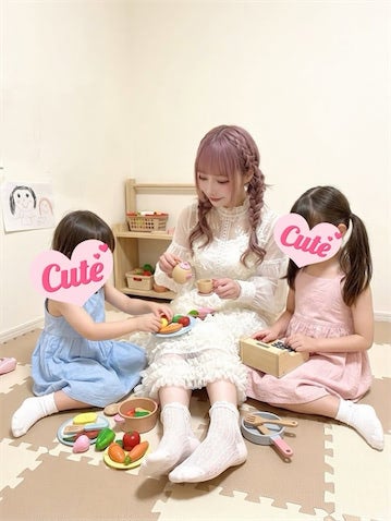 48歳"可愛すぎるお父さん"、娘2人とおままごとショット公開「1人でいろんな役ができそう」