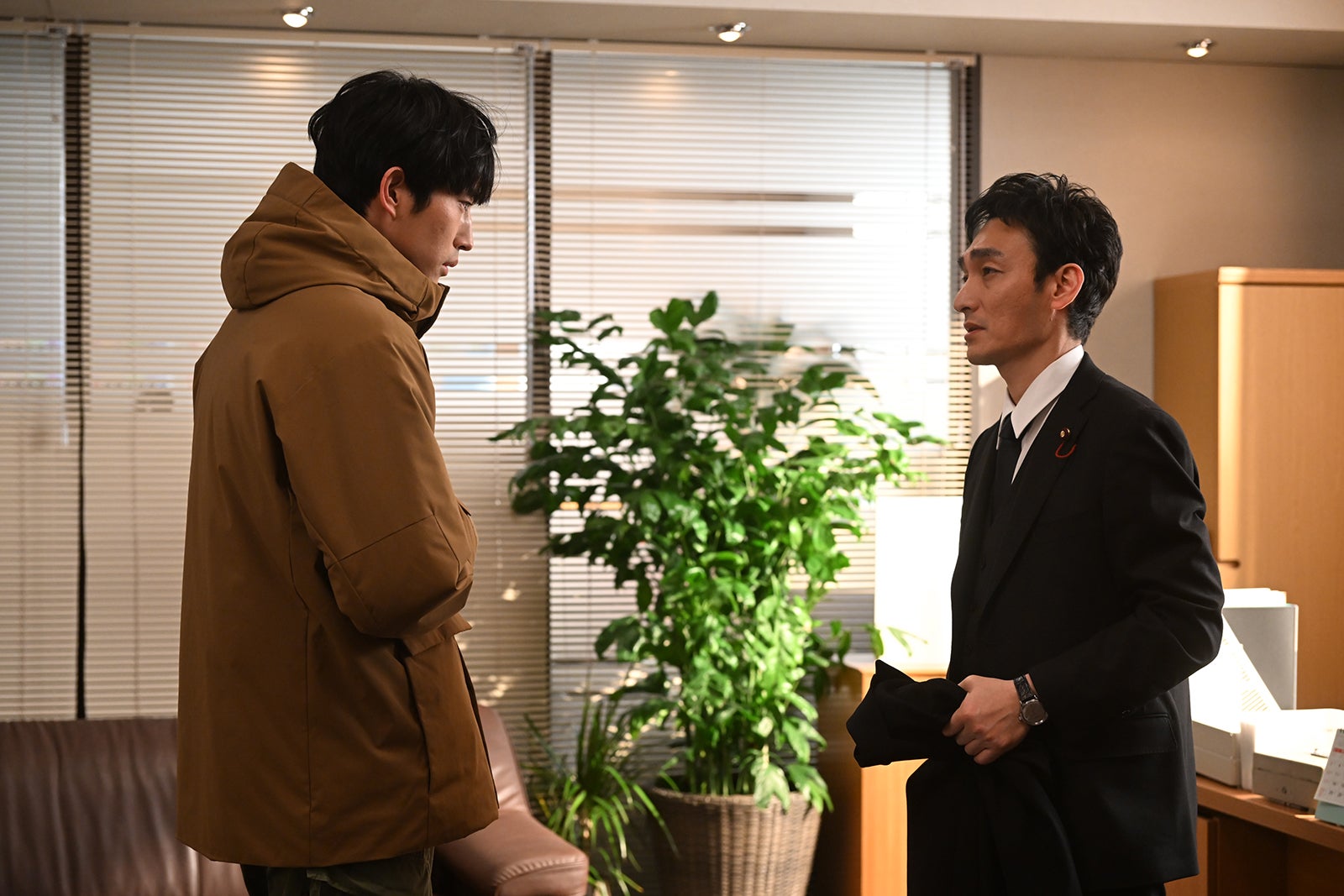 杉野遥亮、草なぎ剛「罠の戦争」最終話より（C）カンテレ