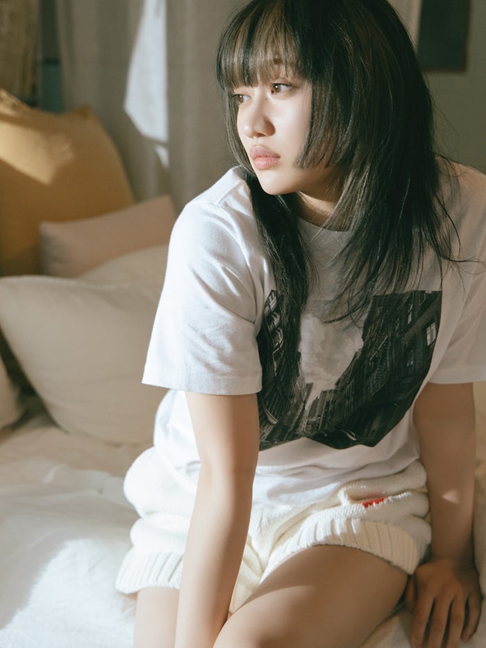 アンジュルム佐々木莉佳子、ショーパンから美脚ちらり ベッドでの寝起きショットも解禁＜girasol＞