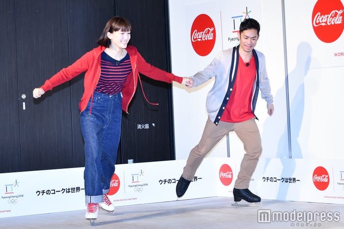 手を繋いで綾瀬はるかをエスコートする高橋大輔(C)モデルプレス