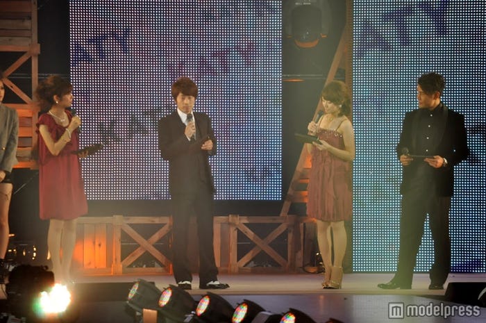 (左から)MCを務めたフジテレビ山崎夕貴アナウンサー、ロンドンブーツ1号2号の田村淳、フジテレビ松村未央アナウンサー、魔裟斗