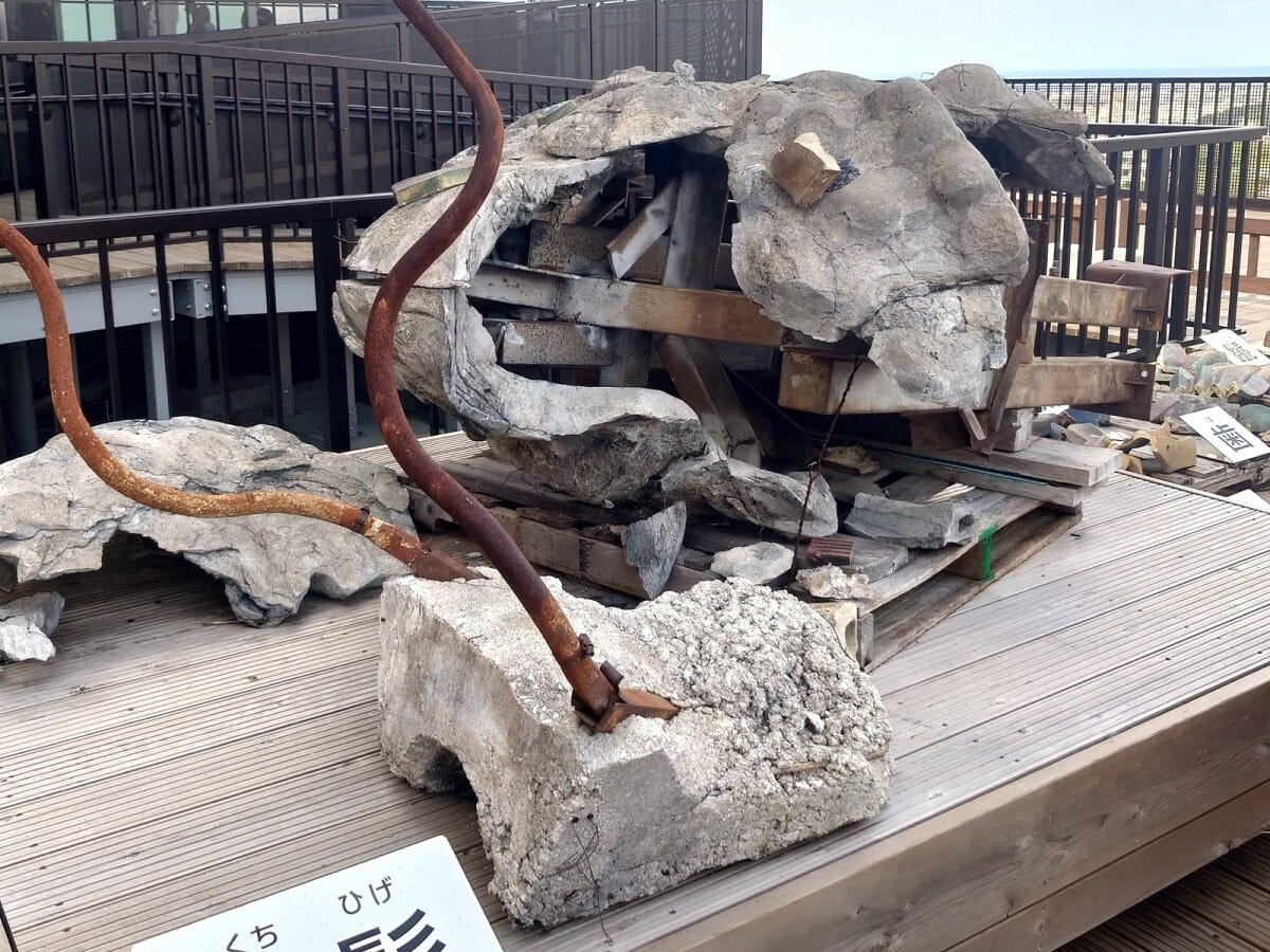 見学エリアに展示されている実際に火災に遭った「龍頭棟飾」