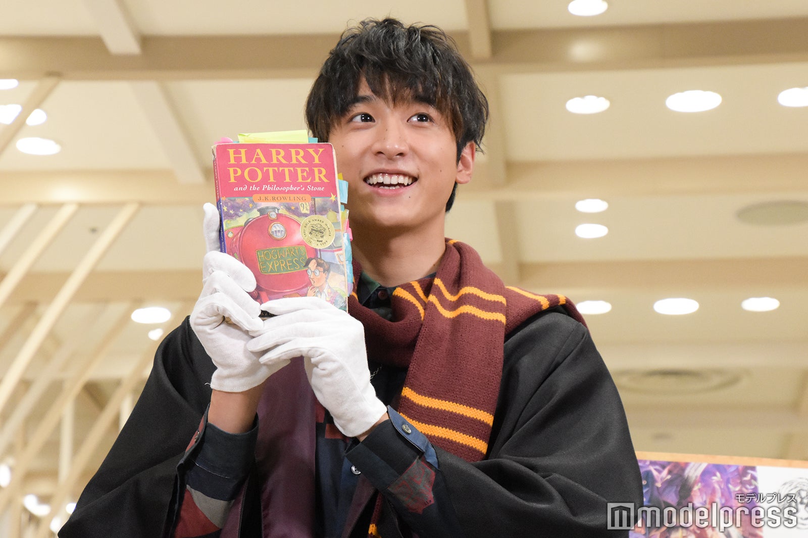 翻訳に使用した原本を手に取る小関裕太 （C）モデルプレス