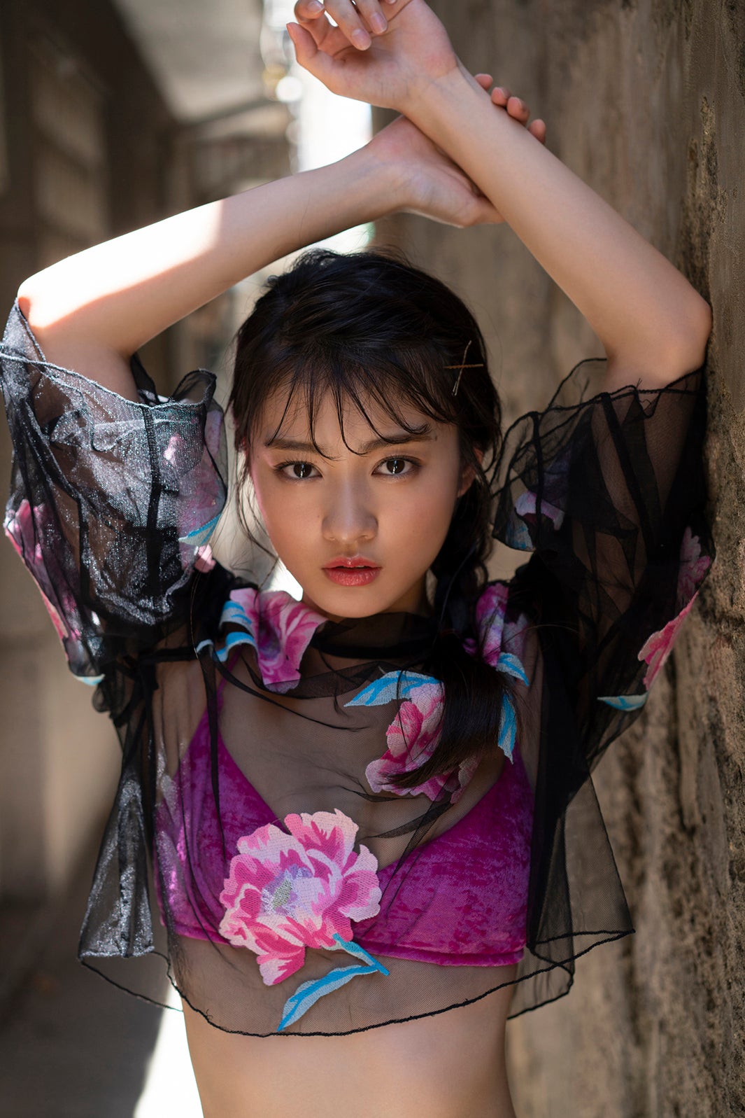 異例の海外ロケの“大型新人”ぶり　逸材・古賀哉子の美貌が眩しい　