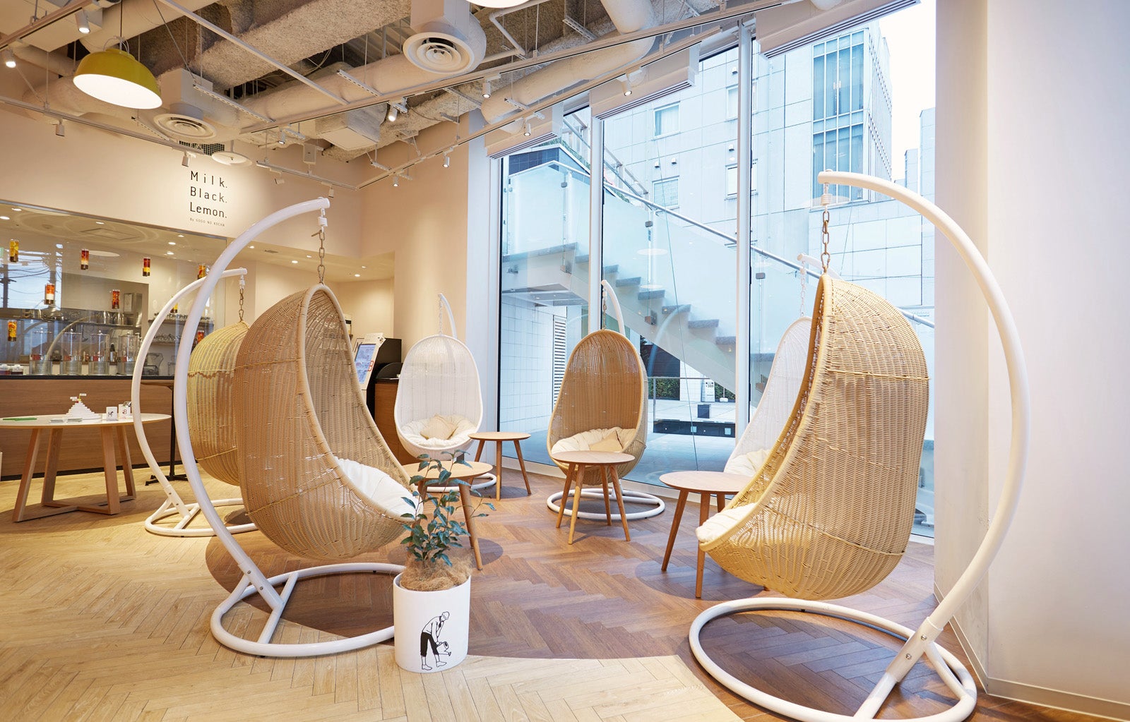 ハンギングチェアの席も（C）Milk.Black.Lemon.By GOGO NO KOCHA