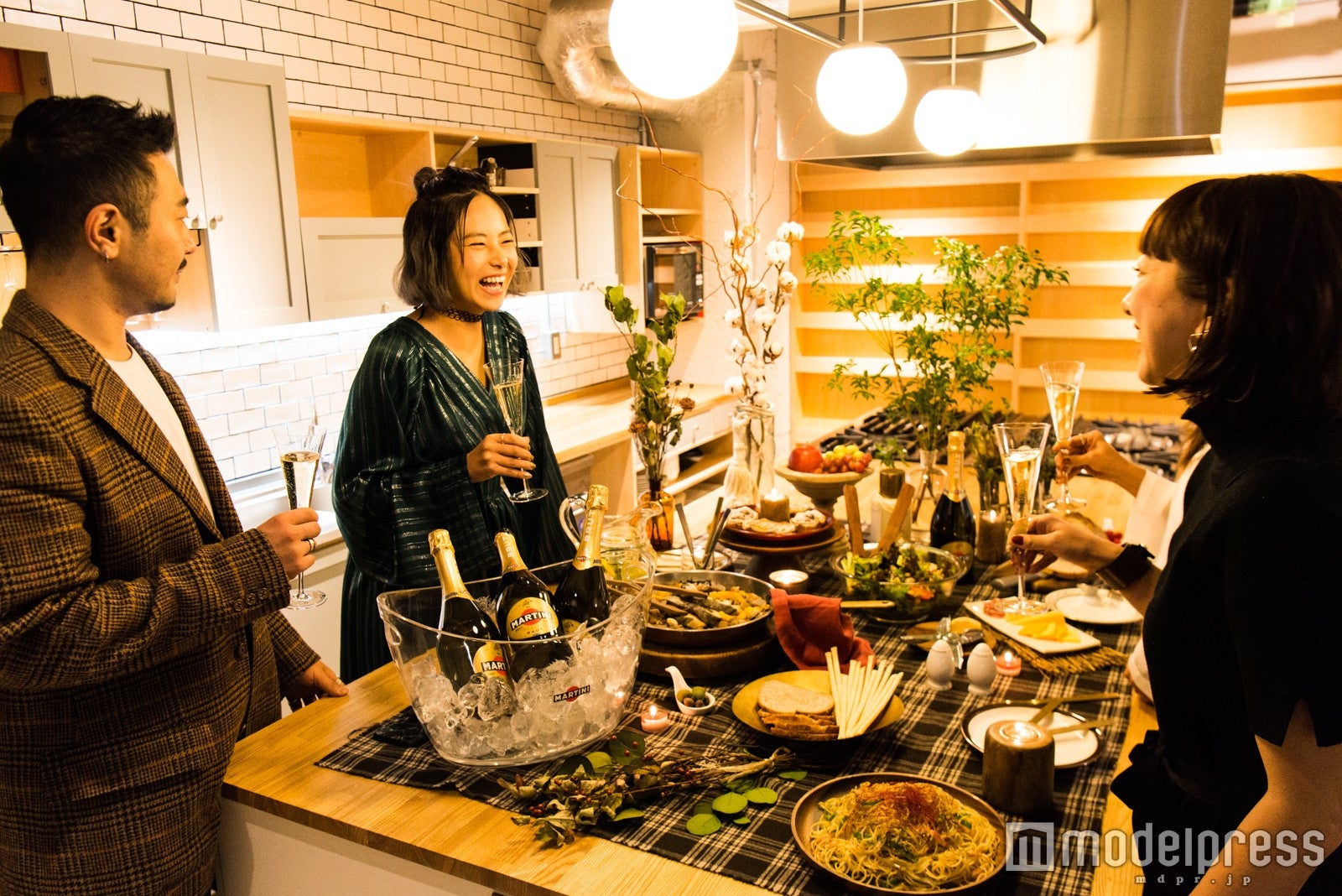 お酒も進み、トークも盛り上がる4人（C）モデルプレス