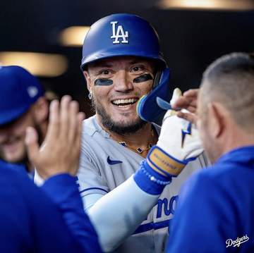 ドジャース ロハスがメジャー通算1000本安打 ロバーツ監督が記念のボールにお茶目なイタズラ