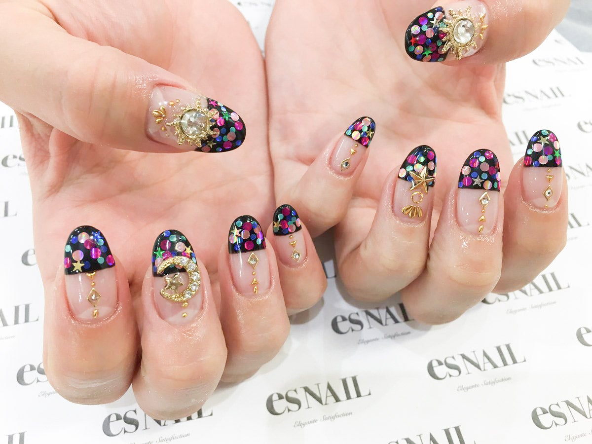 キラキラで華やかに／画像提供：esNAIL