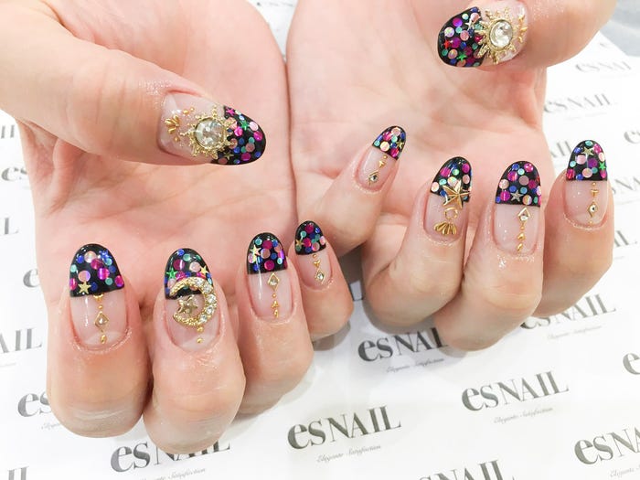 キラキラで華やかに/画像提供:esNAIL