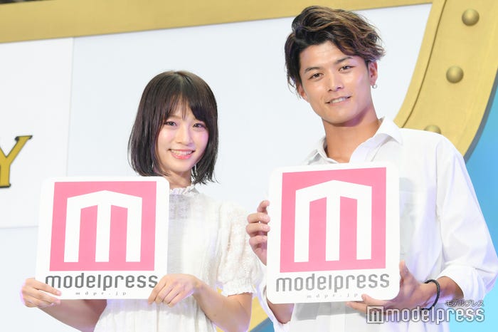 (左から)青木百花さん、米麦圭造さん (C)モデルプレス