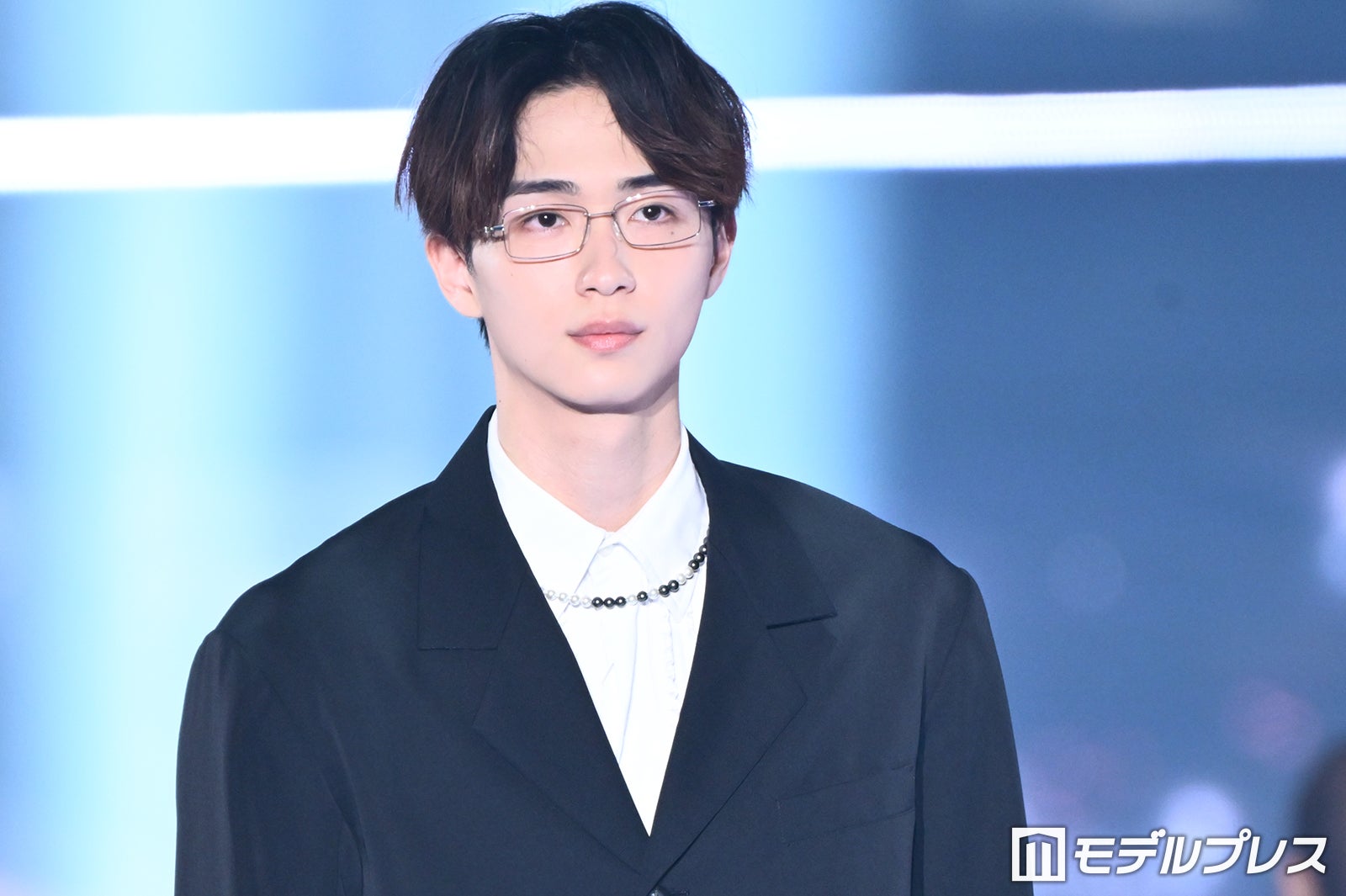 野村康太、シックなメガネ×黒スーツ姿に会場悲鳴「色気溢れてる」「似合いすぎ」と絶賛の声【TGC2026A/W】