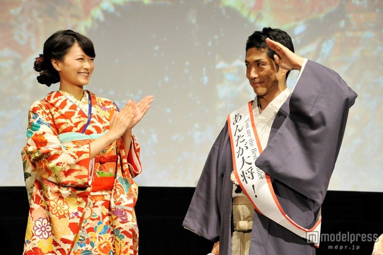榮倉奈々（左）と野村萬斎（右）