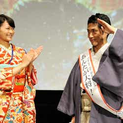 榮倉奈々(左)と野村萬斎(右)