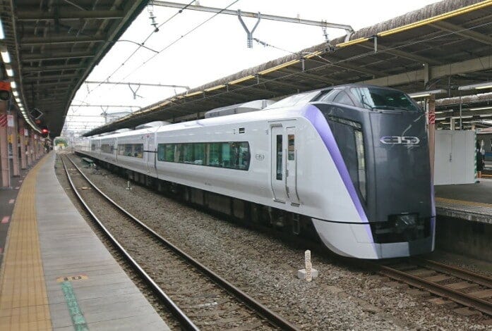 新宿・千葉から河口湖に直通するJR特急「富士回遊」。