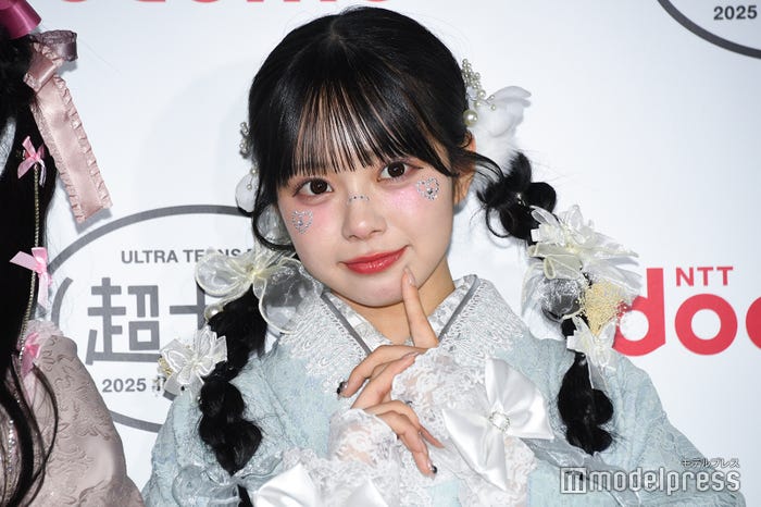 黒髪の増田彩乃(C)モデルプレス
