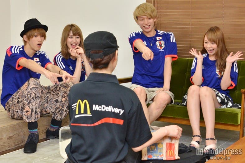 商品到着の早さ・デリバリーの方の丁寧な対応・笑顔に感激する4人