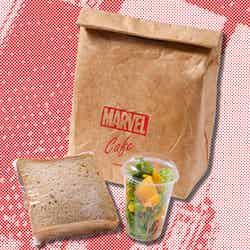 『スパイダーマン』行きつけのお店の(!?)No.5チキンサンドウィッチ 単品:1,499円/バッグ付き+1,500円(C)2020 MARVEL