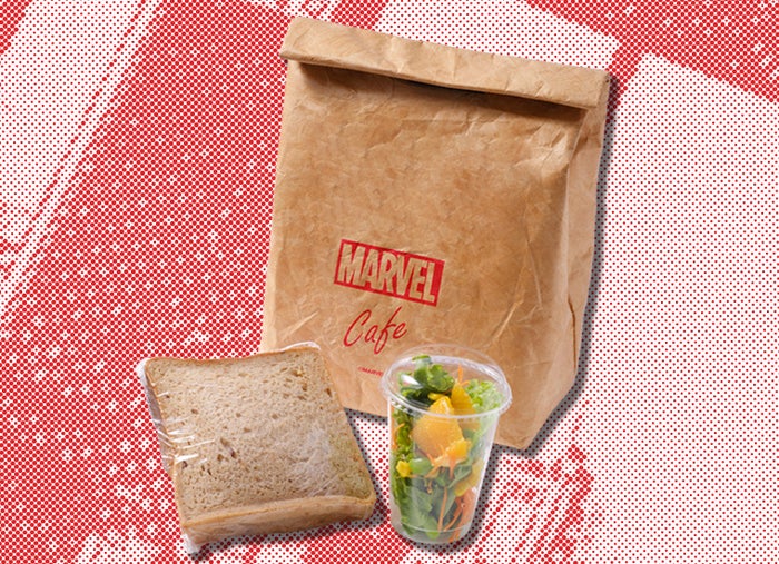 『スパイダーマン』行きつけのお店の(!?)No.5チキンサンドウィッチ <br>
単品:1,499円/バッグ付き+1,500円(C)2020 MARVEL