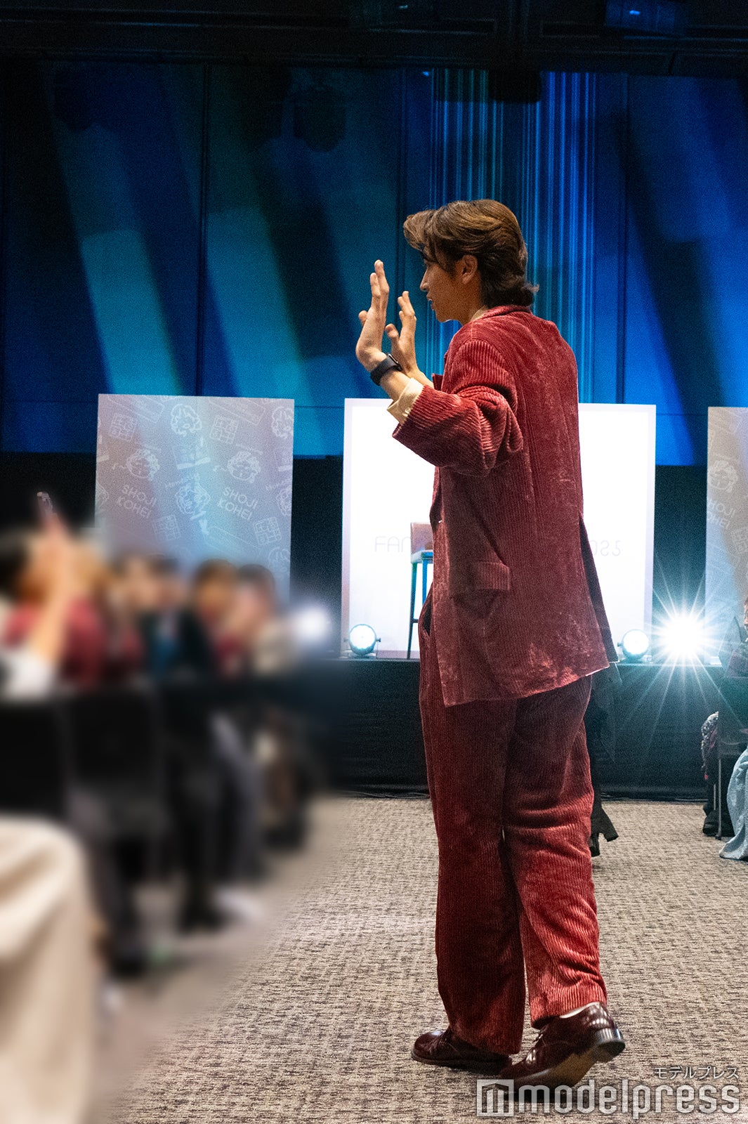 ファンに至近距離で手を振る庄司浩平（C）モデルプレス