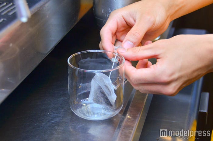 ティーパックをセット(C)モデルプレス