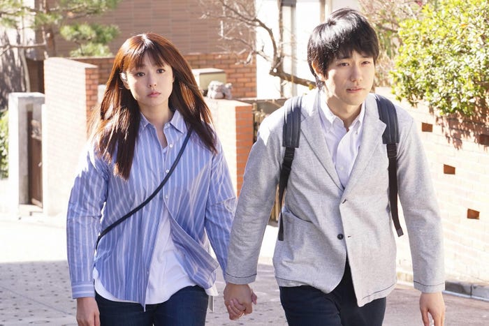 深田恭子、松山ケンイチ/「隣の家族は青く見える」第5話より(C)フジテレビ