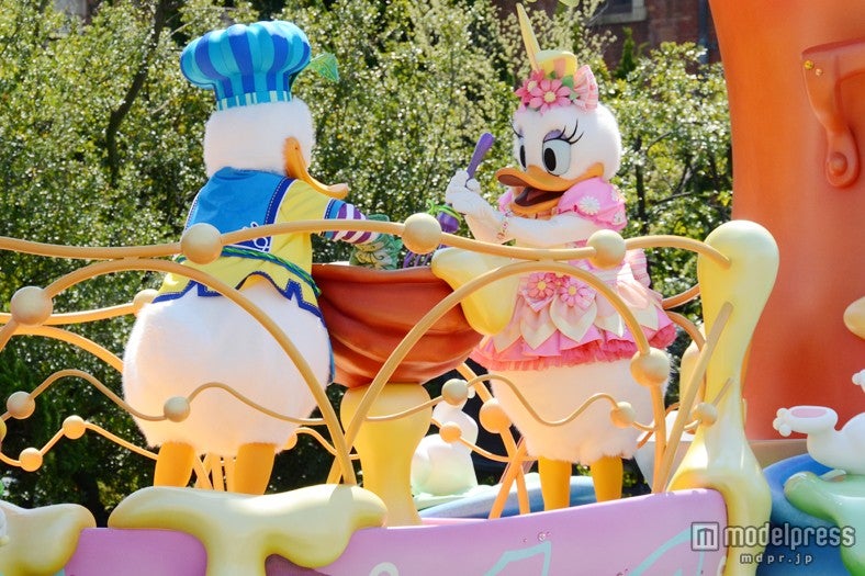 ニンジンケーキを作るドナルド、デイジー