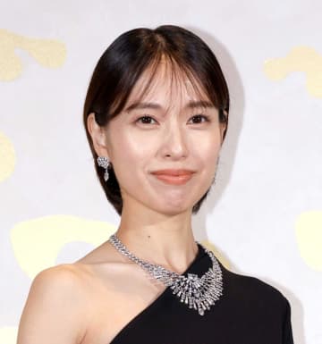 女王感すごっ！GUCCIドレスで登場の戸田恵梨香 「リブート」とは別人の姿 髪も伸びてゴージャス