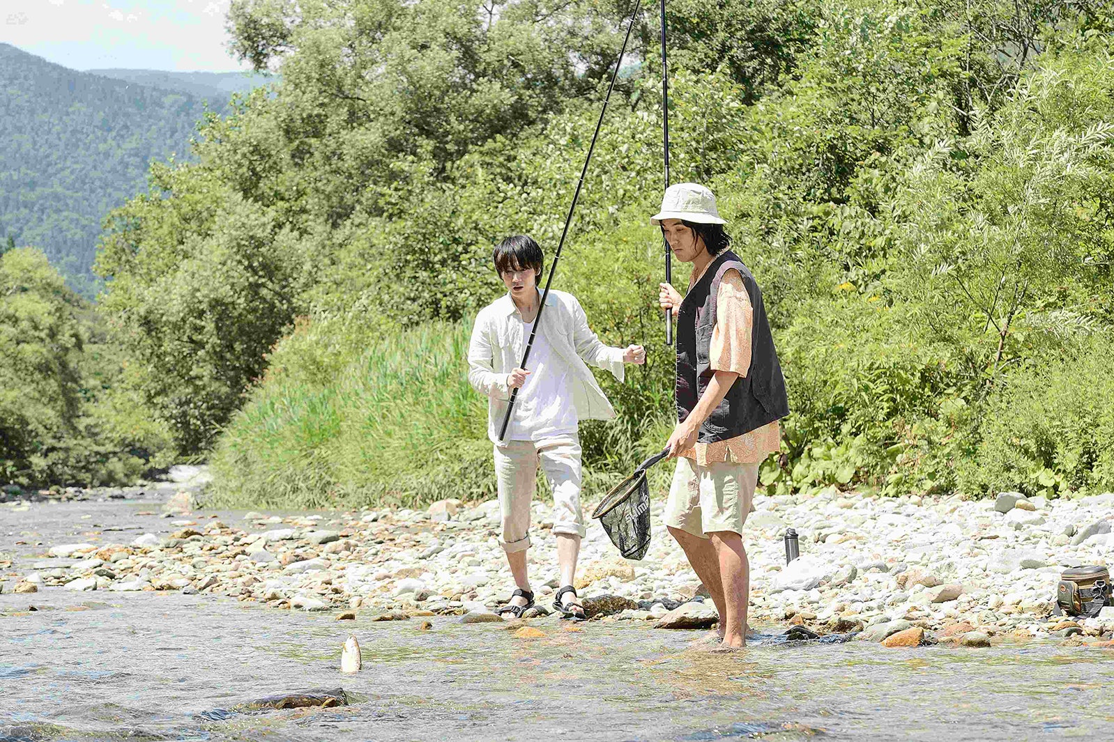 綾野剛、松田龍平／映画『影裏』より（C）2020「影裏」製作委員会（配給：ソニー・ミュージックエンターテイメント）