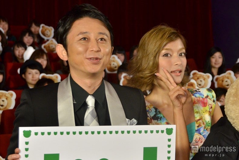 映画「テッド」公開記念イベントに参加したローラと有吉弘行