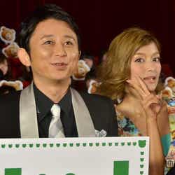 映画「テッド」公開記念イベントに参加したローラと有吉弘行