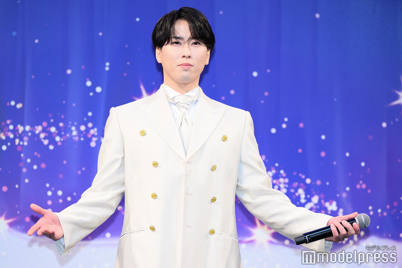 ホワイトコーデを着こなしロイヤルな雰囲気全開の宮舘涼太（C）モデルプレス