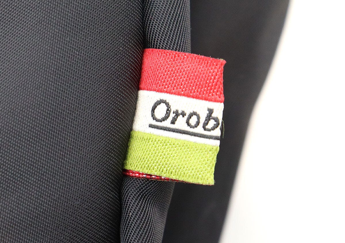 バッグのサイドに付いているOrobiancoのトリコロールタグ バッグのサイドに付いているOrobiancoのトリコロールタグ