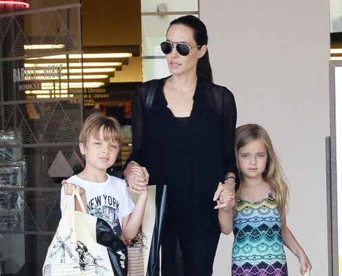 アンジェリーナ・ジョリー、双子が美男美女に成長中