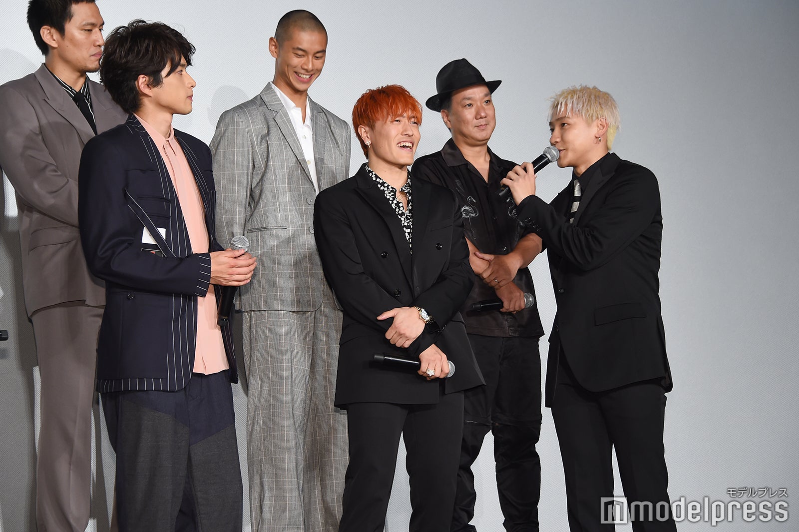 希望ヶ丘団地のメンバー（前列）（C）モデルプレス